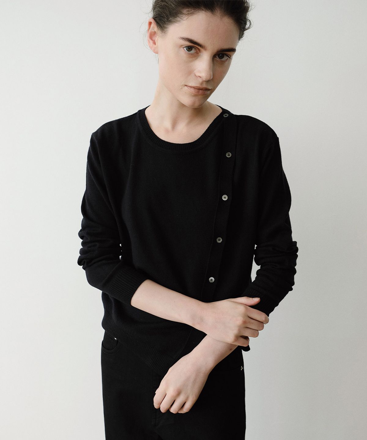이아(EAAH) SIDE BUTTON KNIT PULLOVER (BLACK)