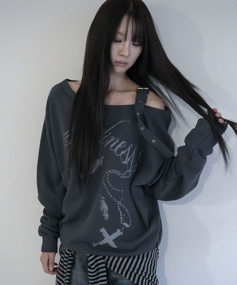 원숄더 버클 스웻셔츠 (CHARCOAL) F26ZB063