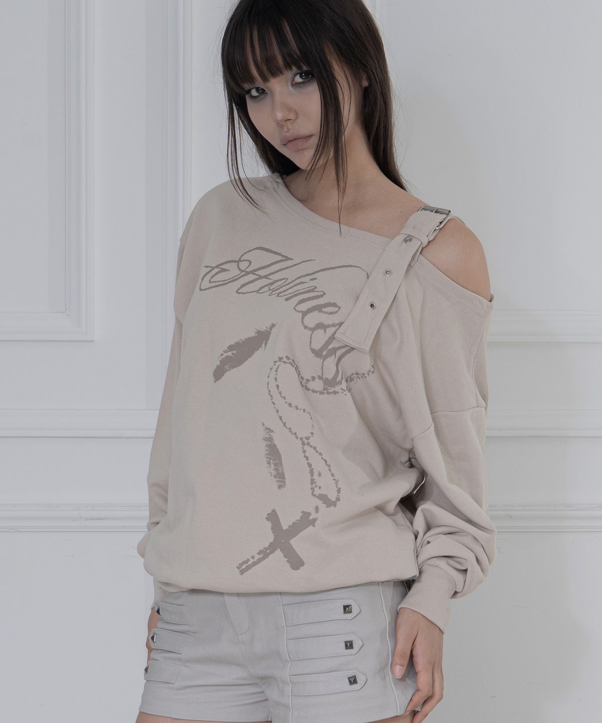 팬시클럽(FANCY CLUB) 원숄더 버클 스웻셔츠 (BEIGE) F26ZB063