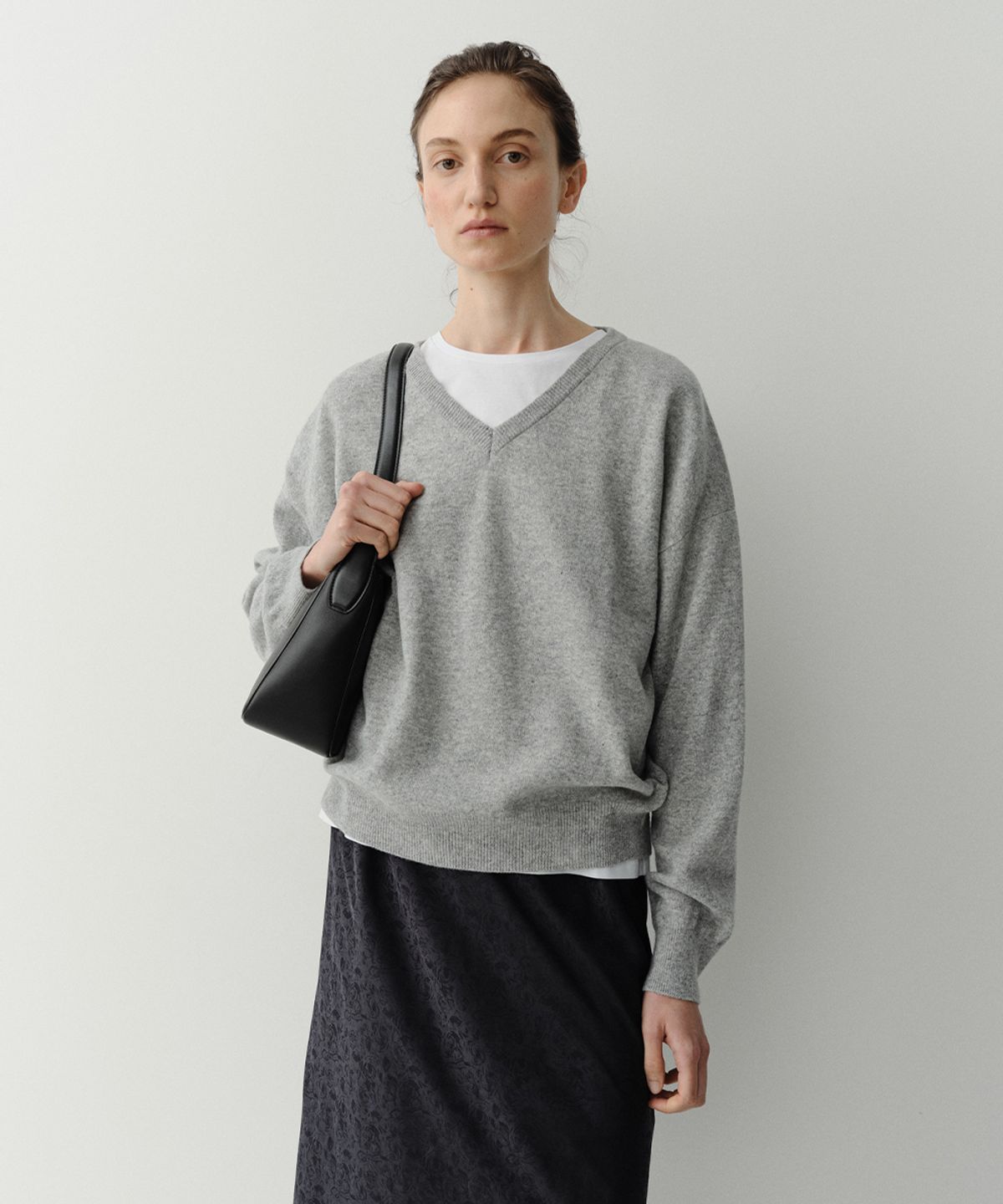 이아(EAAH) RODE CASHMERE V NECK PULLOVER (SNOW GREY)