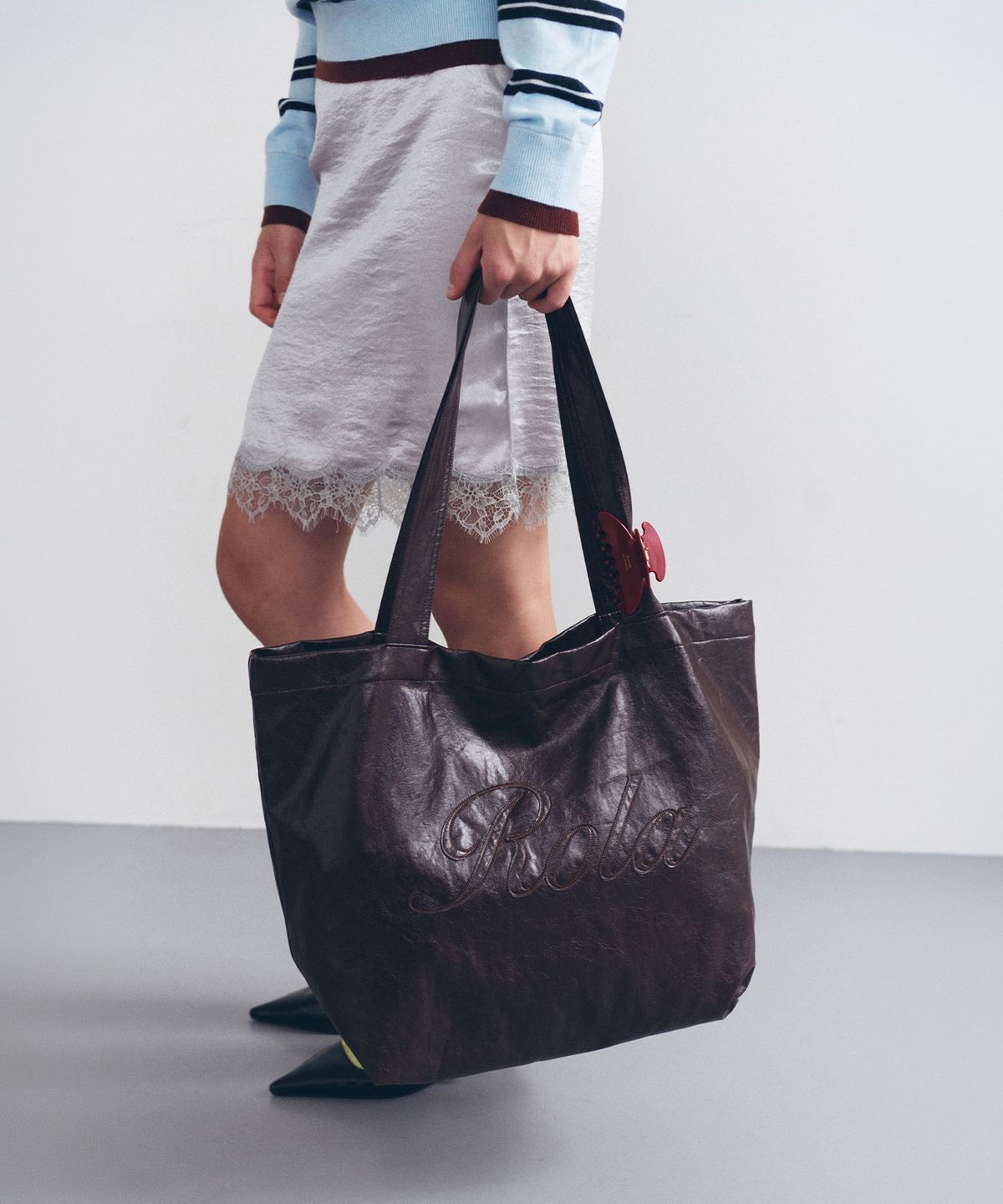 로라로라(ROLAROLA) LEATHER SHOULDER BAG BROWN
