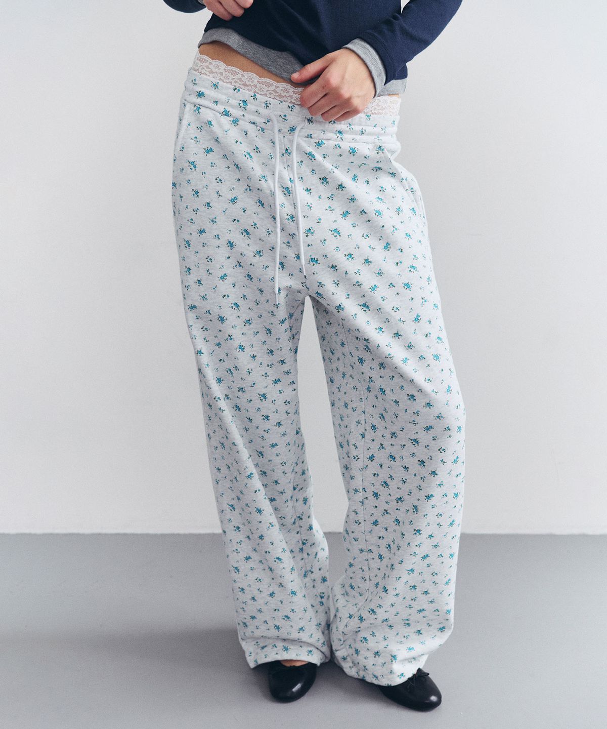로라로라(ROLAROLA) LACE SAGGING FLOWER SWEAT PANTS MELANGE WHITE