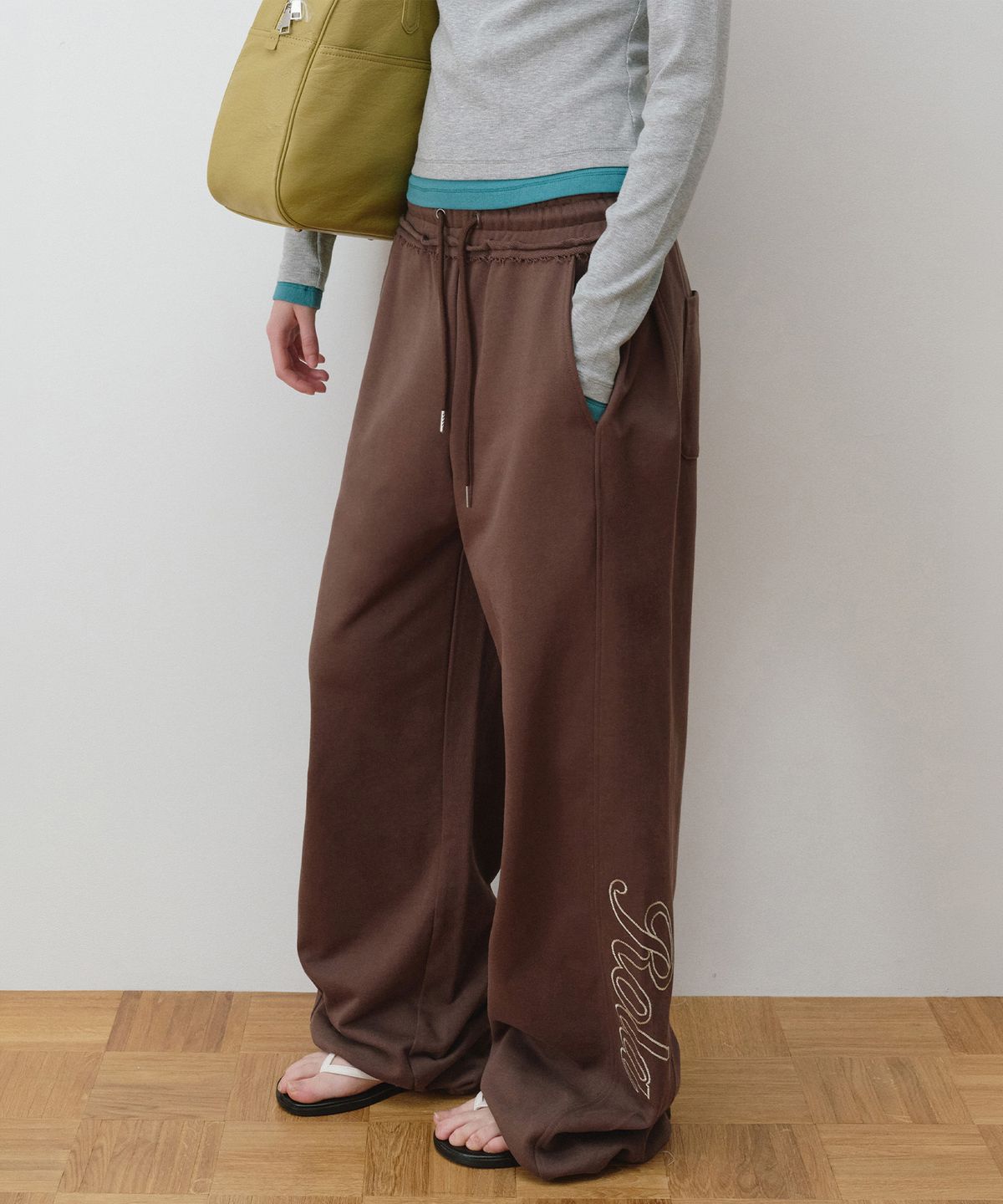 로라로라(ROLAROLA) STITCH LOGO CURVED SWEAT PANTS BROWN