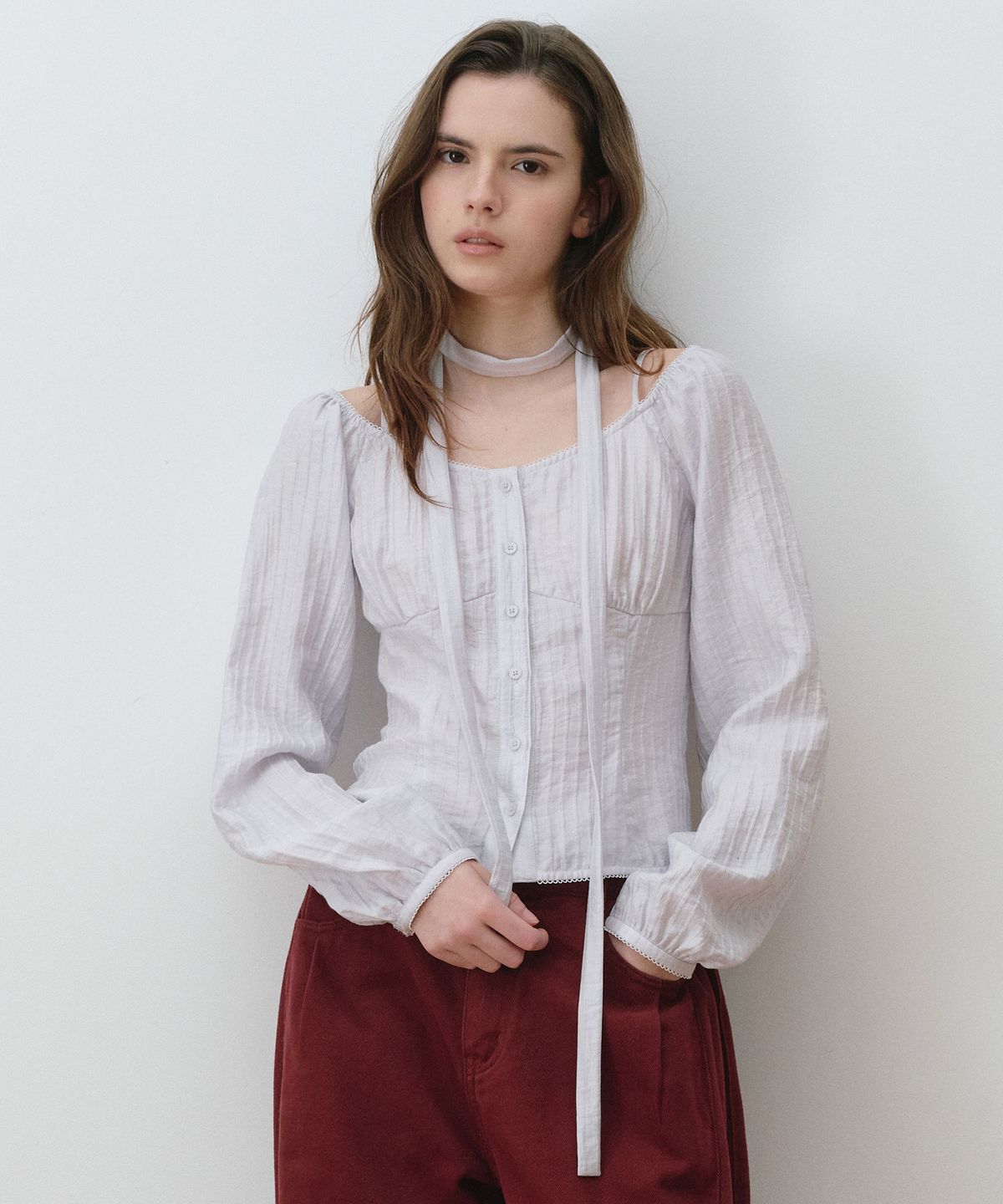 로라로라(ROLAROLA) SHEER OFF SHOULDER TIE BLOUSE LIGHT GRAY