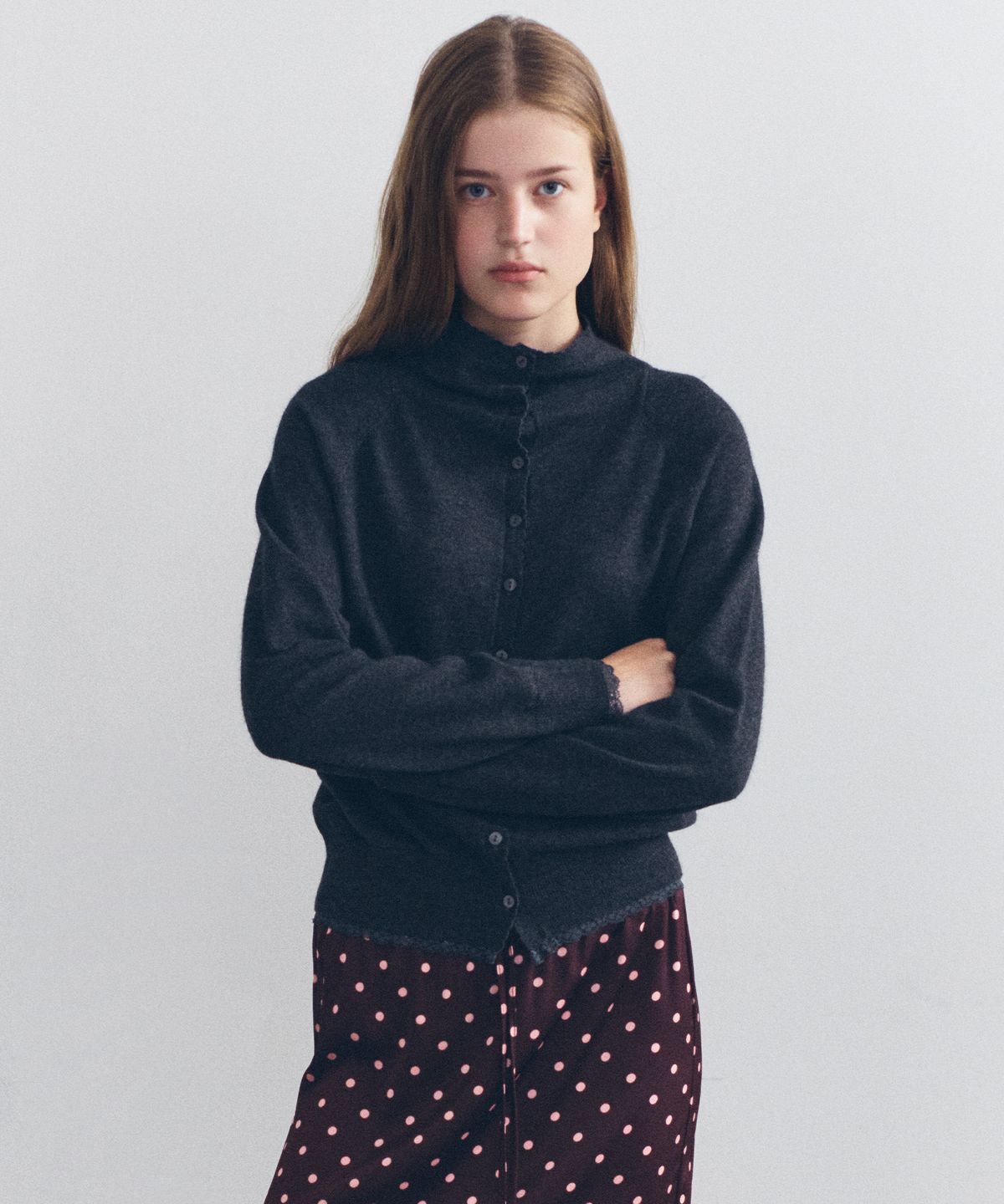 로라로라(ROLAROLA) HIGH NECK CARDIGAN CHARCOAL
