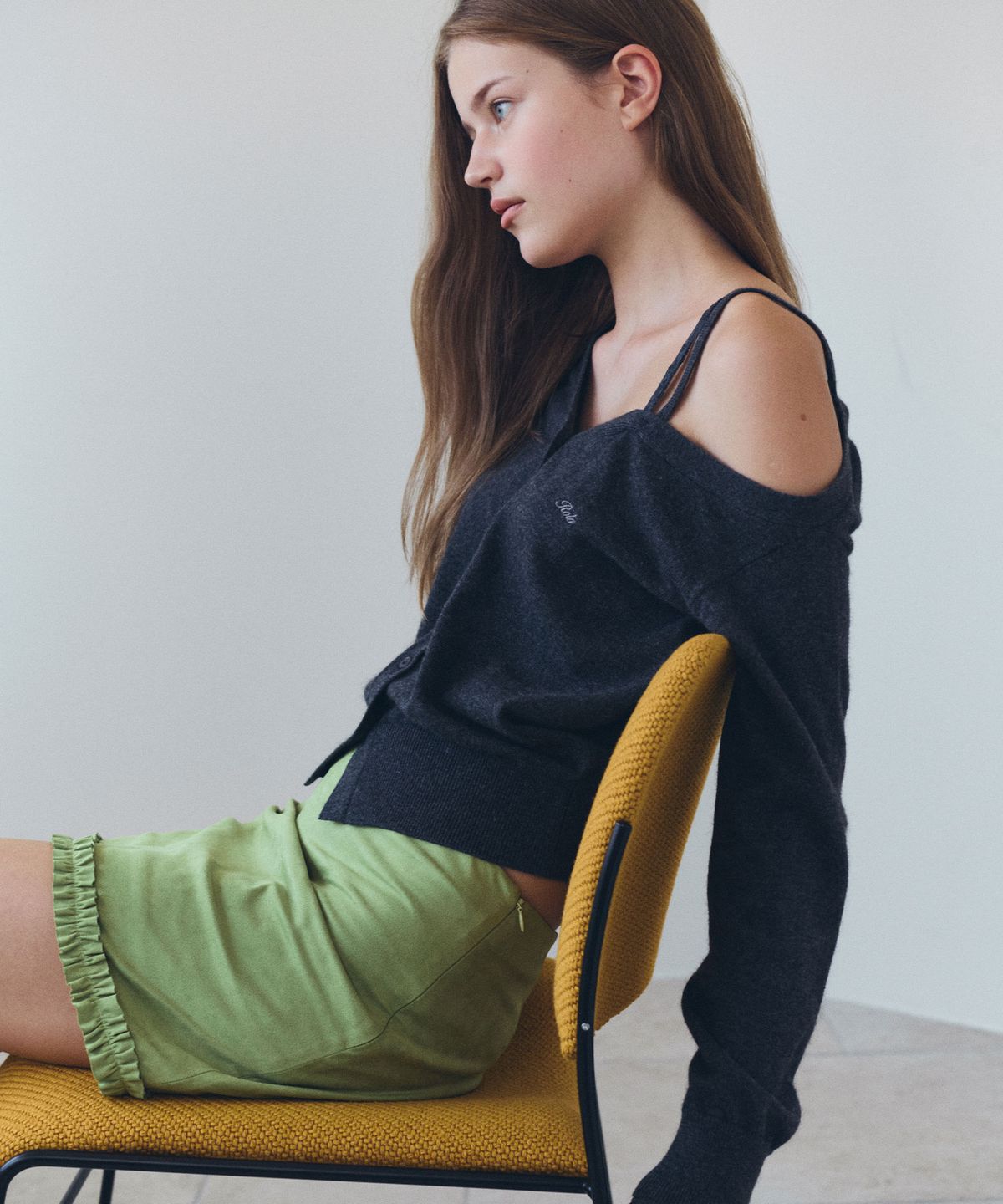 로라로라(ROLAROLA) ONE OFF SHOULDER LACE CARDIGAN CHARCOAL