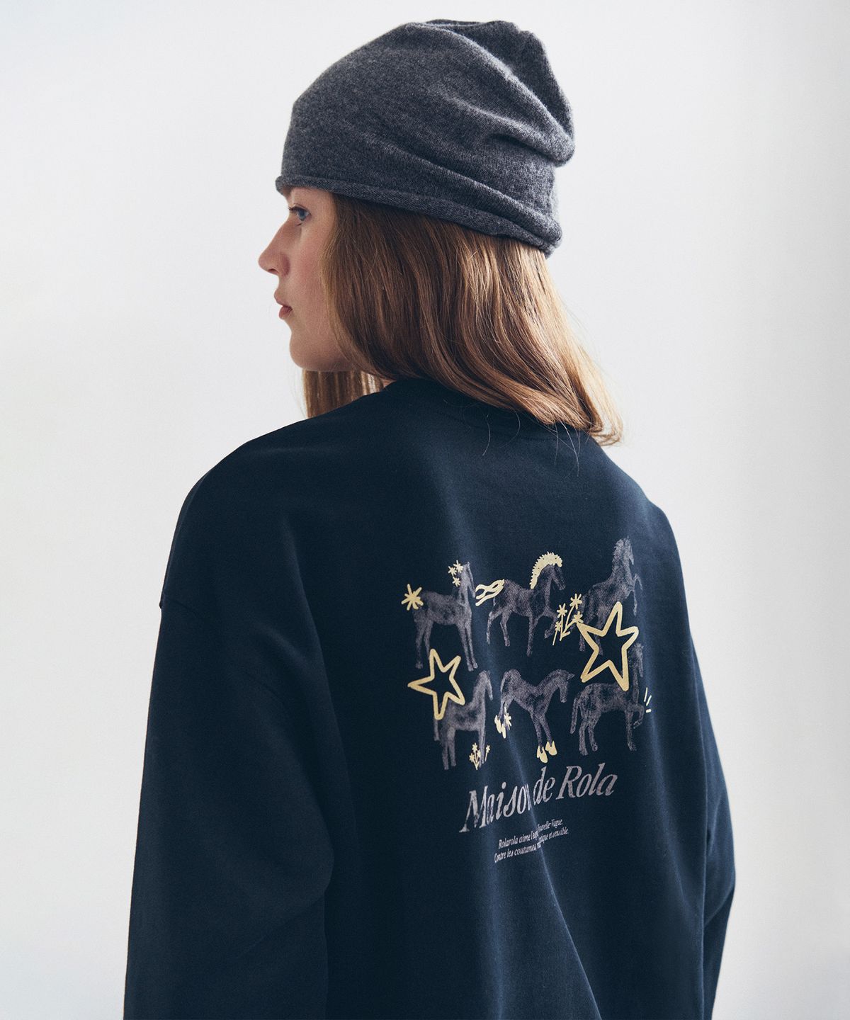 로라로라(ROLAROLA) BACK HORSE GRAPHIC SWEATSHIRT D/NAVY