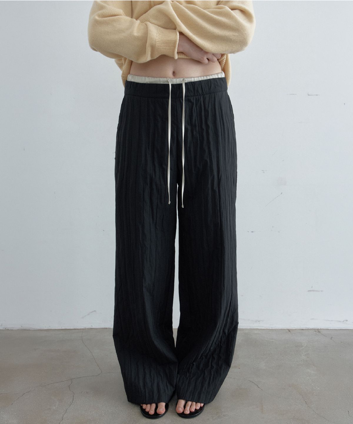 토아베(TOAVE) Satin Sagging Relaxed Fit Pants (Black)