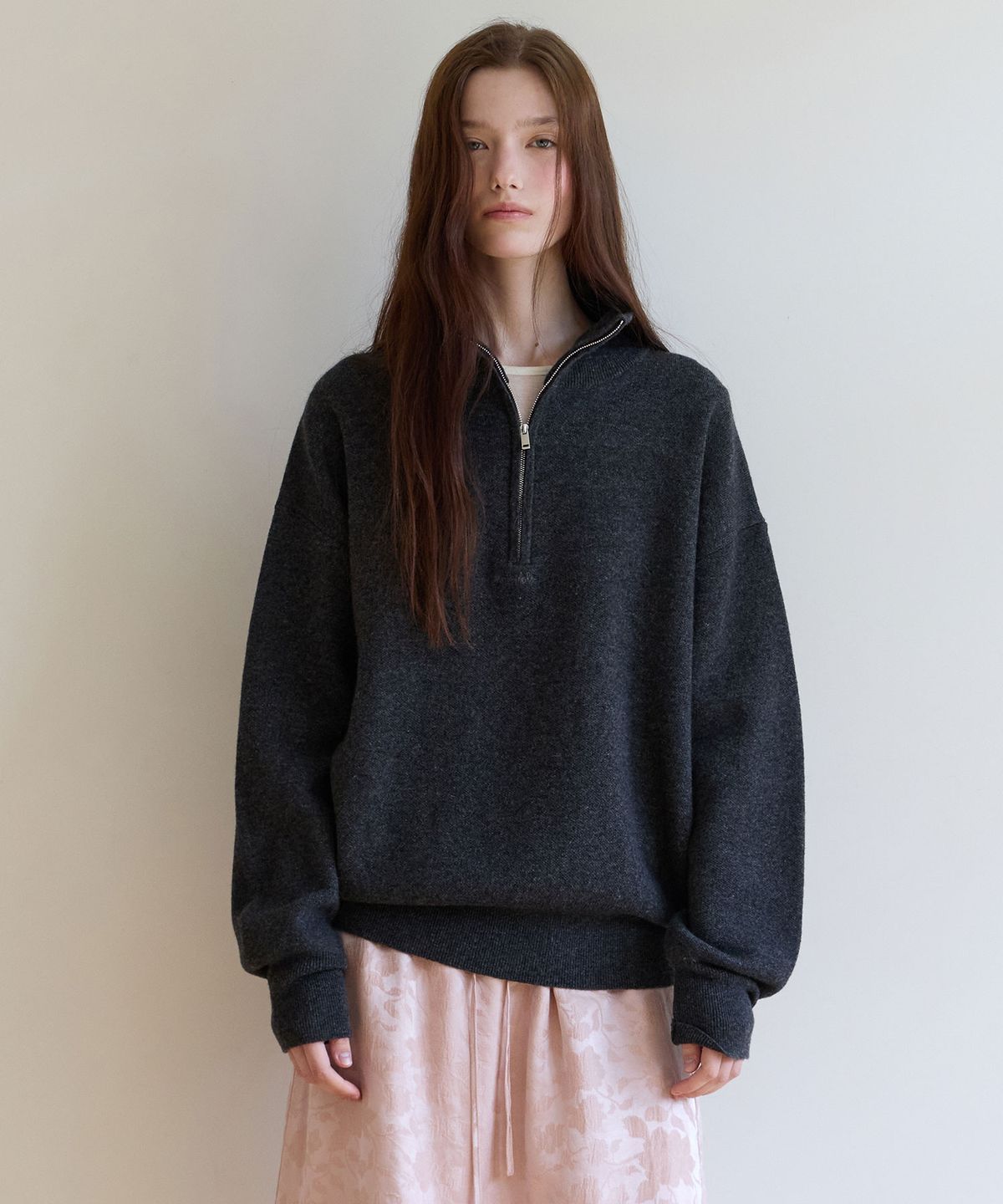 로라로라(ROLAROLA) HIGH NECK KNIT HALF ZIP-UP CHARCOAL