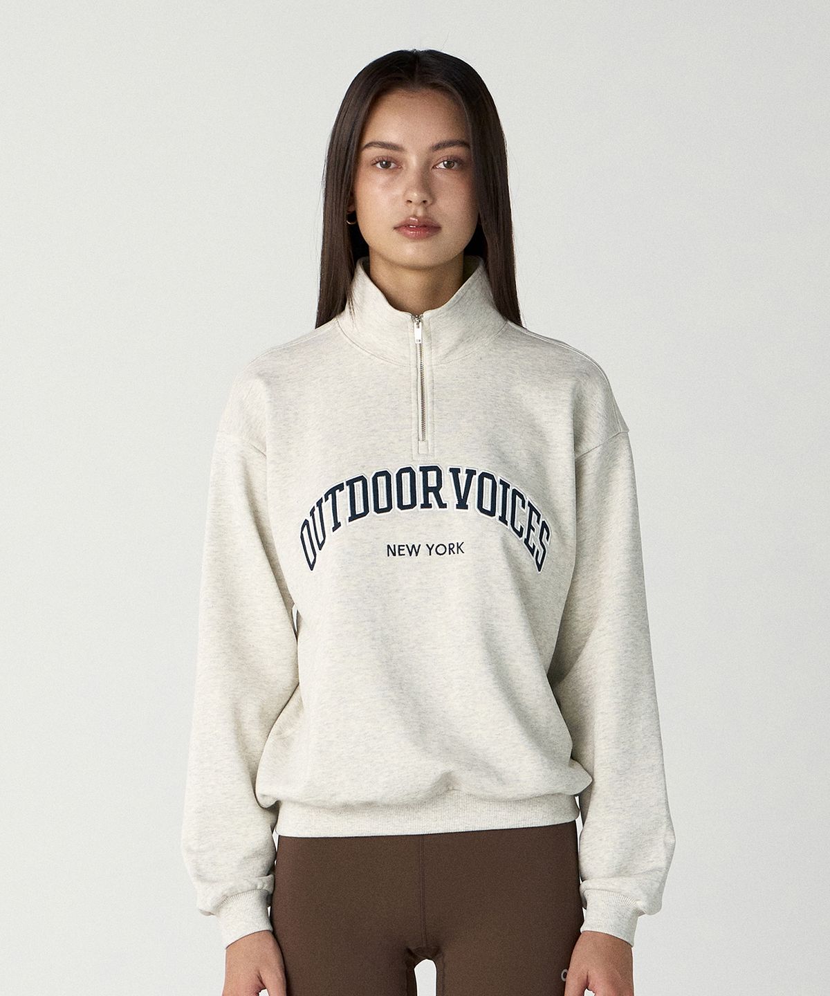 아웃도어 보이스(OUTDOOR VOICES) ARCH LOGO QUARTER ZIP SWEATSHIRT (OATMEAL)