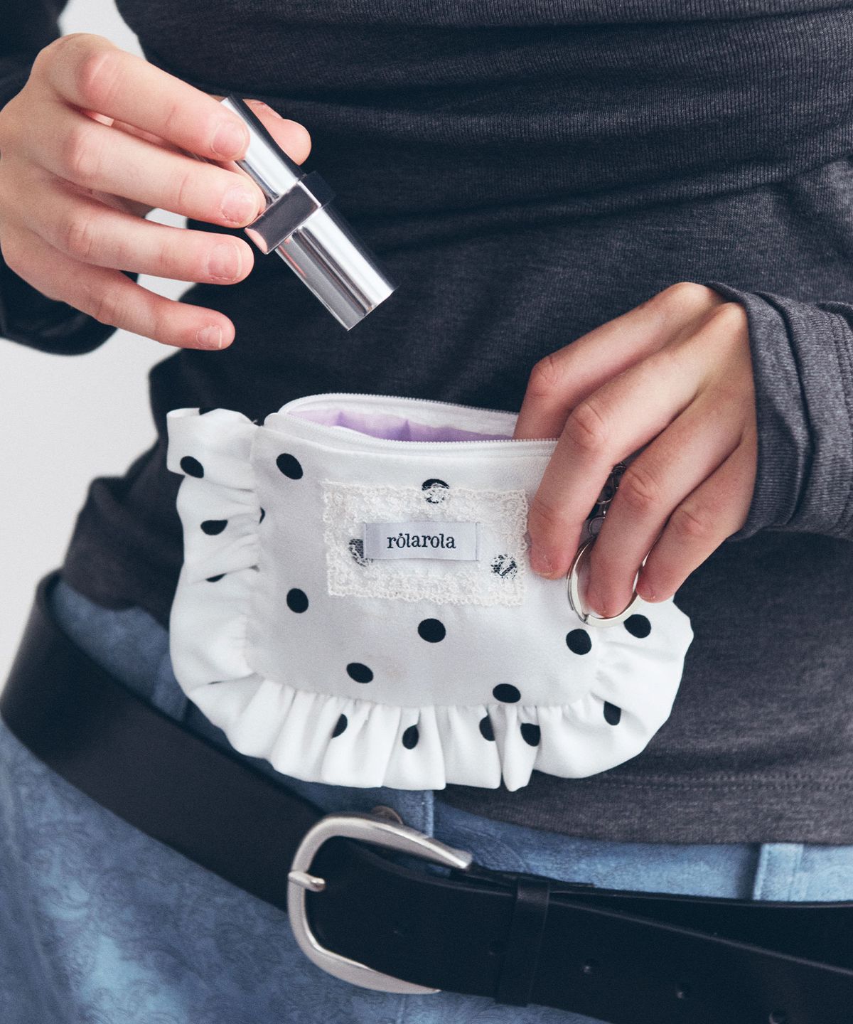 로라로라(ROLAROLA) DOT SATIN FRILL POUCH KEYRING WHITE