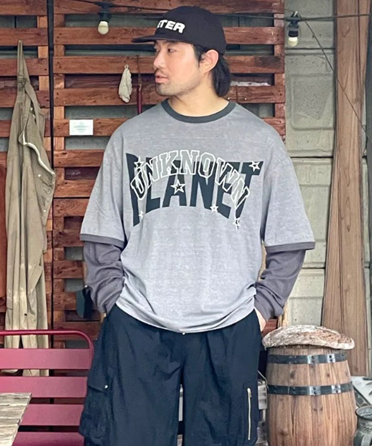 언노운 플라넷(UNKNOWN PLANET) 레이어드 그래픽 오버핏 티셔츠 그레이