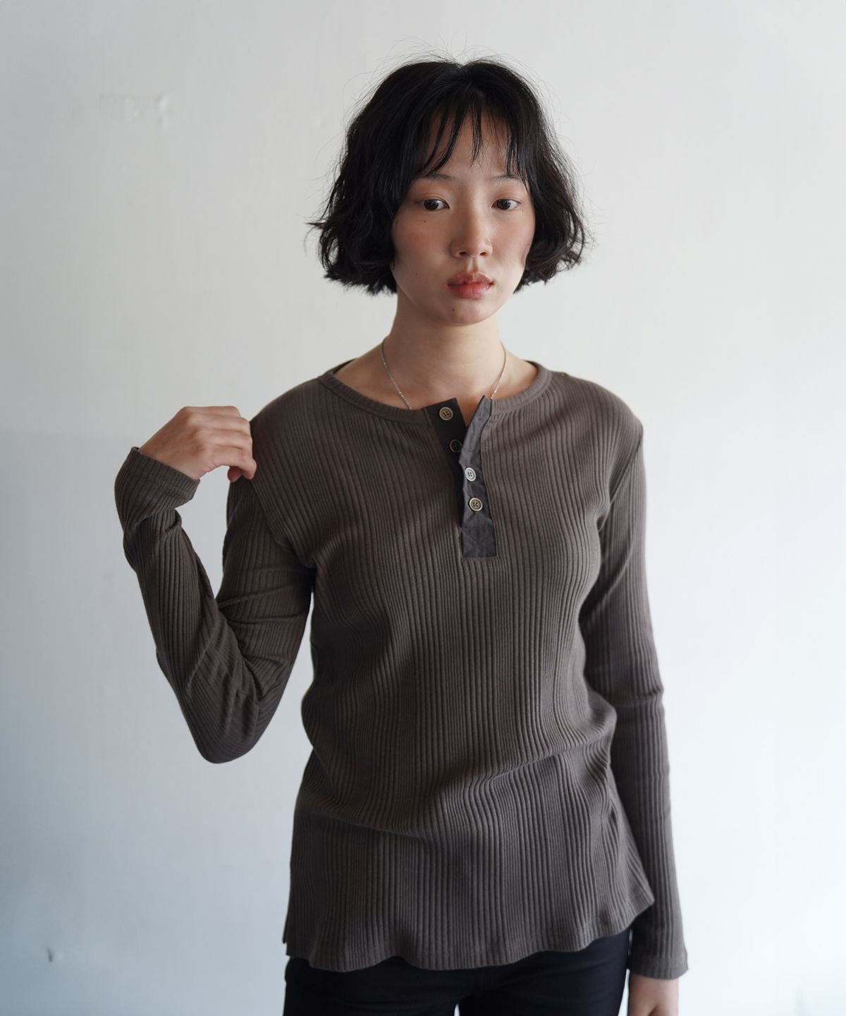 오수(OSU) OSU henley neck soft Tee, mocha