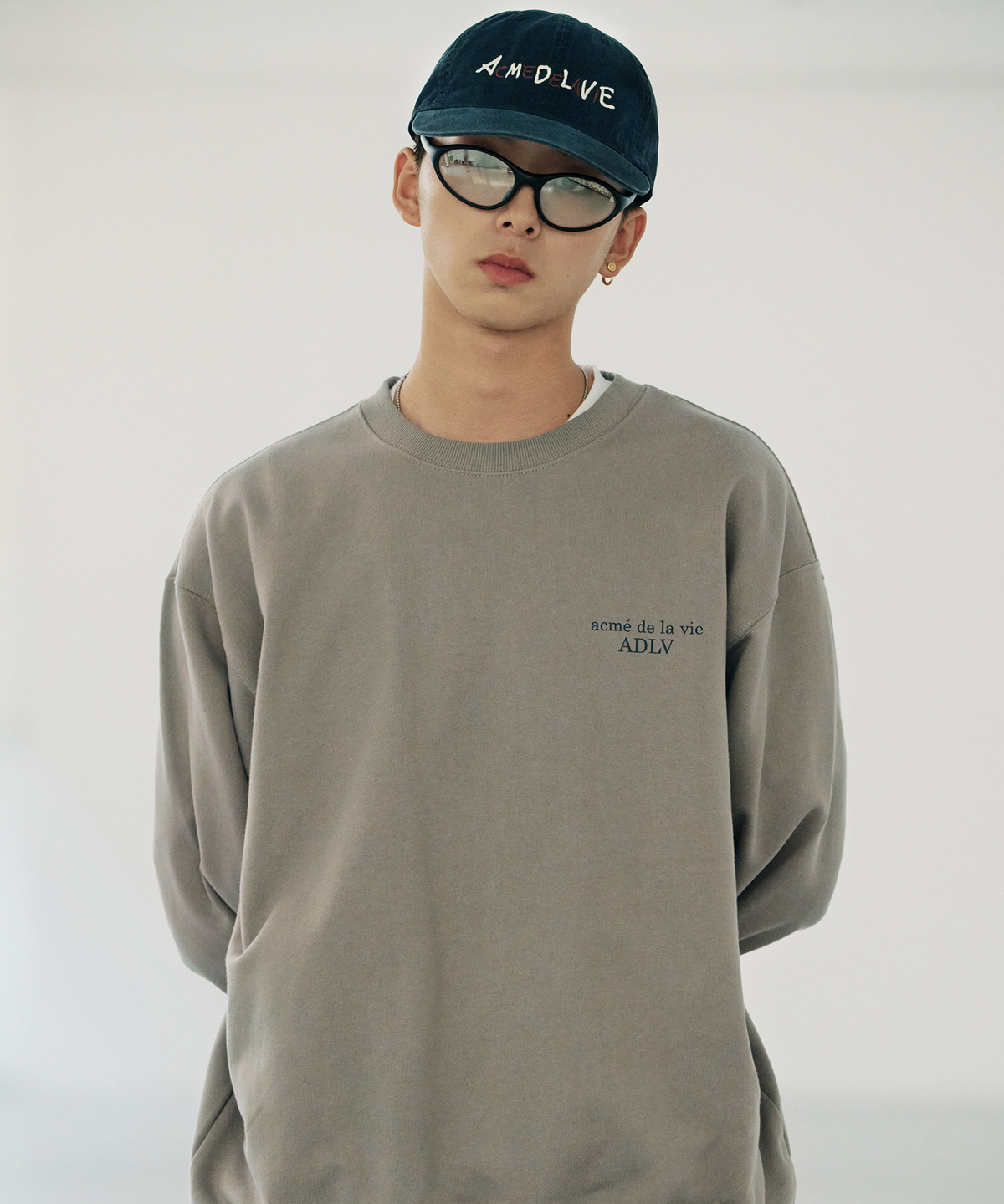 아크메드라비(ACME DE LA VIE) BASIC LOGO STANDARD SWEATSHIRT