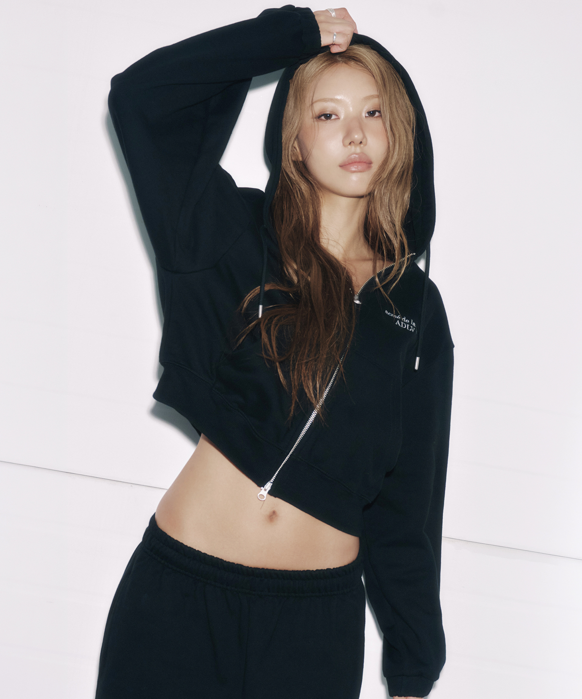 아크메드라비(ACME DE LA VIE) WOMAN ONE TUCK CROP HOODIE ZIP UP