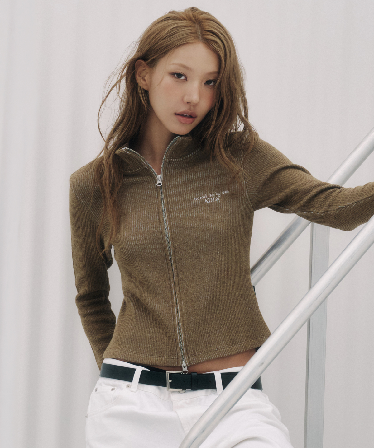 아크메드라비(ACME DE LA VIE) WOMAN RIBBED CROP ZIP UP