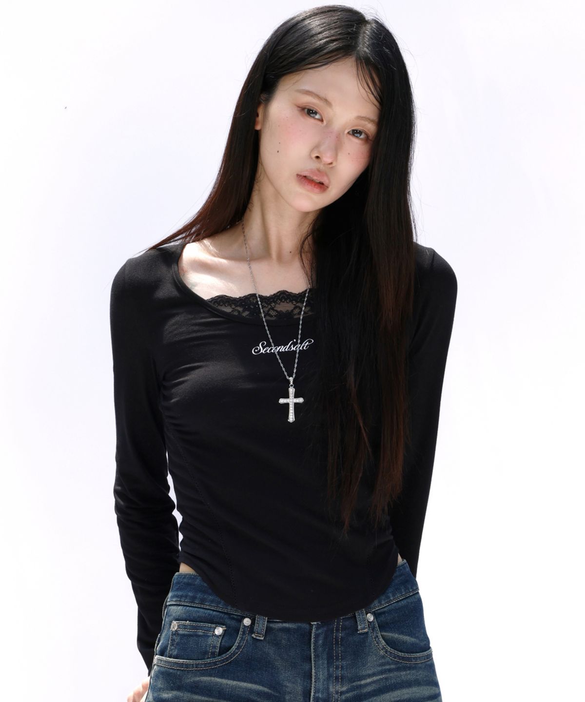 세컨드솔트(SECONDSALT) 스쿱넥 레이스 레이어드 슬림 롱 슬리브 (블랙)