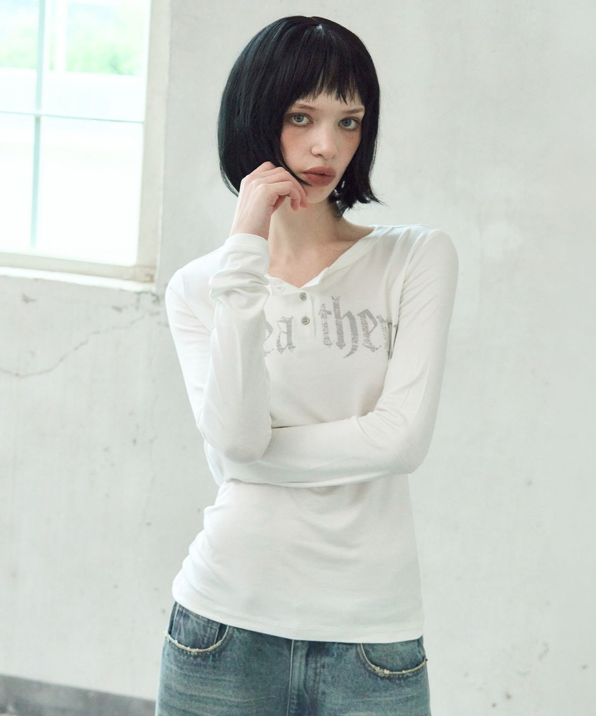 레더리(LEATHERY) 페이디드 헨리넥 롱슬리브 [IVORY]