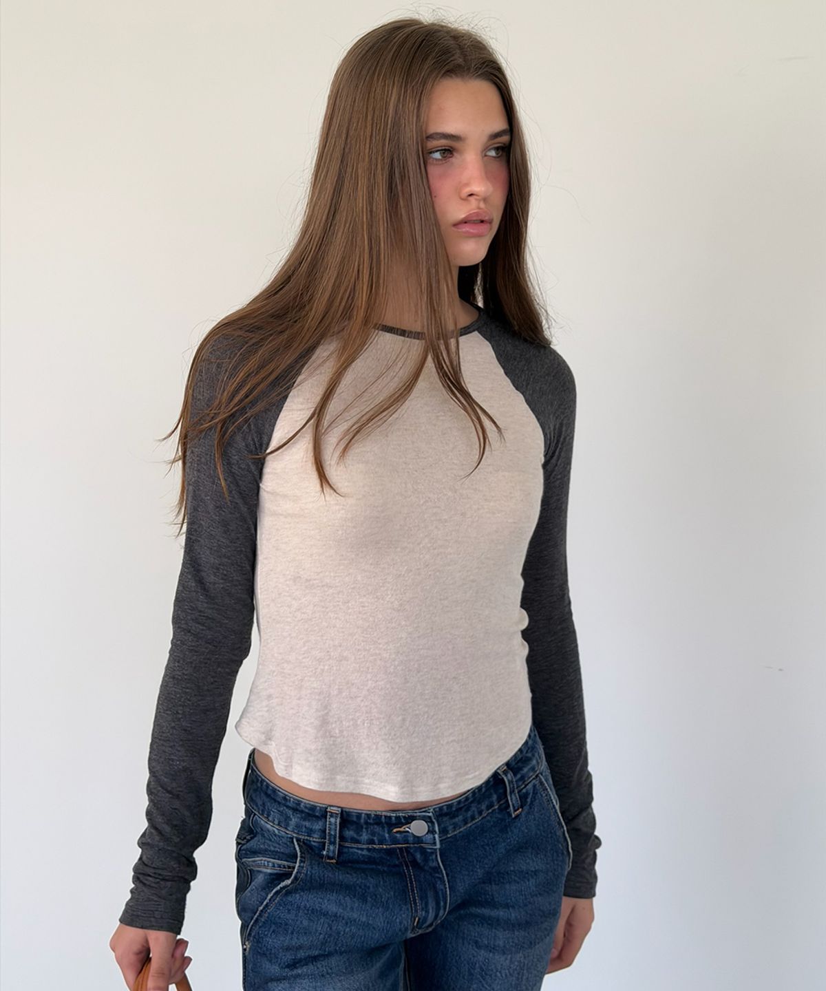 아수라(ASURA) CONTRAST SLIM RAGLAN TOP (BEIGE+CHARCOAL)