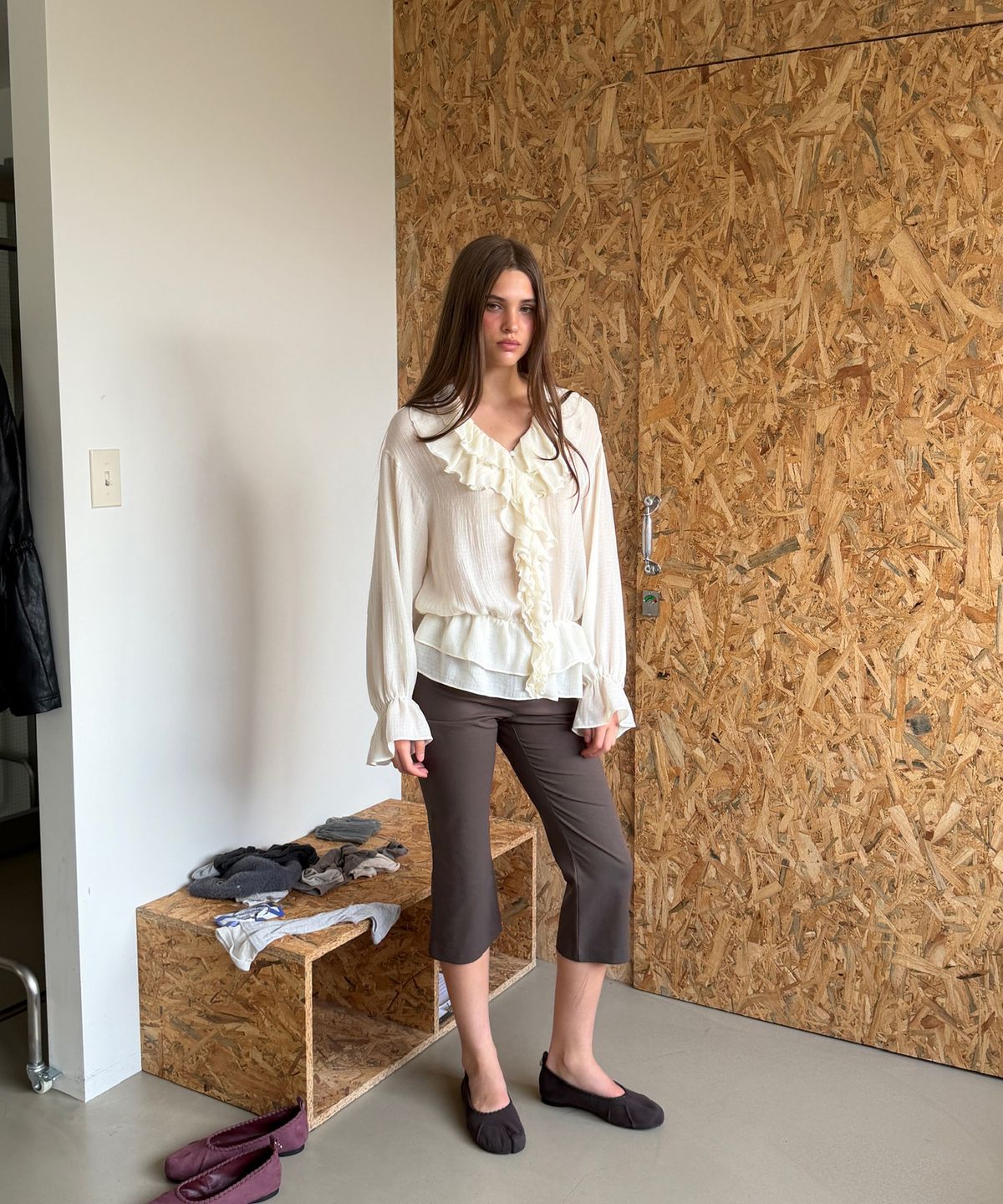 아수라(ASURA) RUFFLE CHIFFON BLOUSE (IVORY)