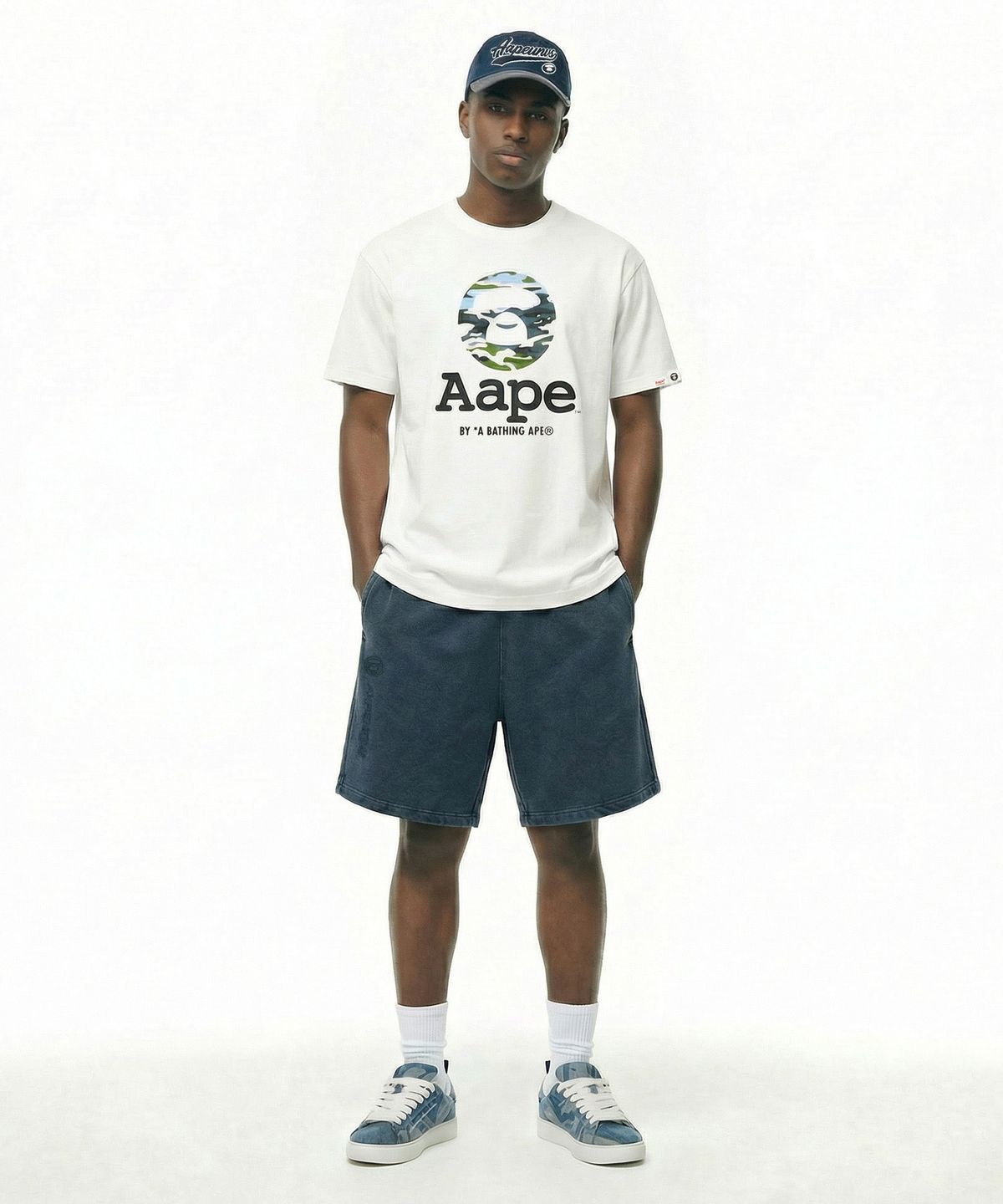 에이프(AAPE) 문페이스 카모 로고 티셔츠 화이트 / AAPTEM1834XXQWHX