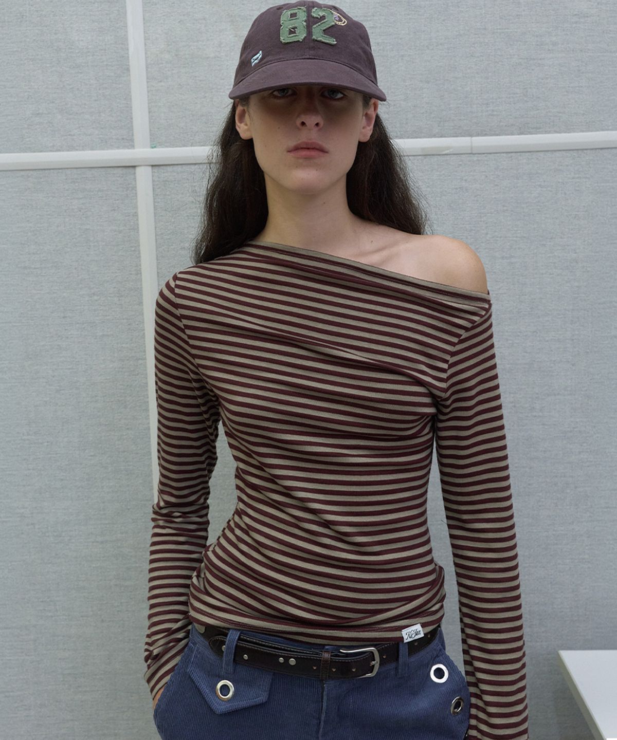 기준(KIJUN) STRIPE ONE-SHOULDER LONG SLEEVE TOP_BURGUNDY
