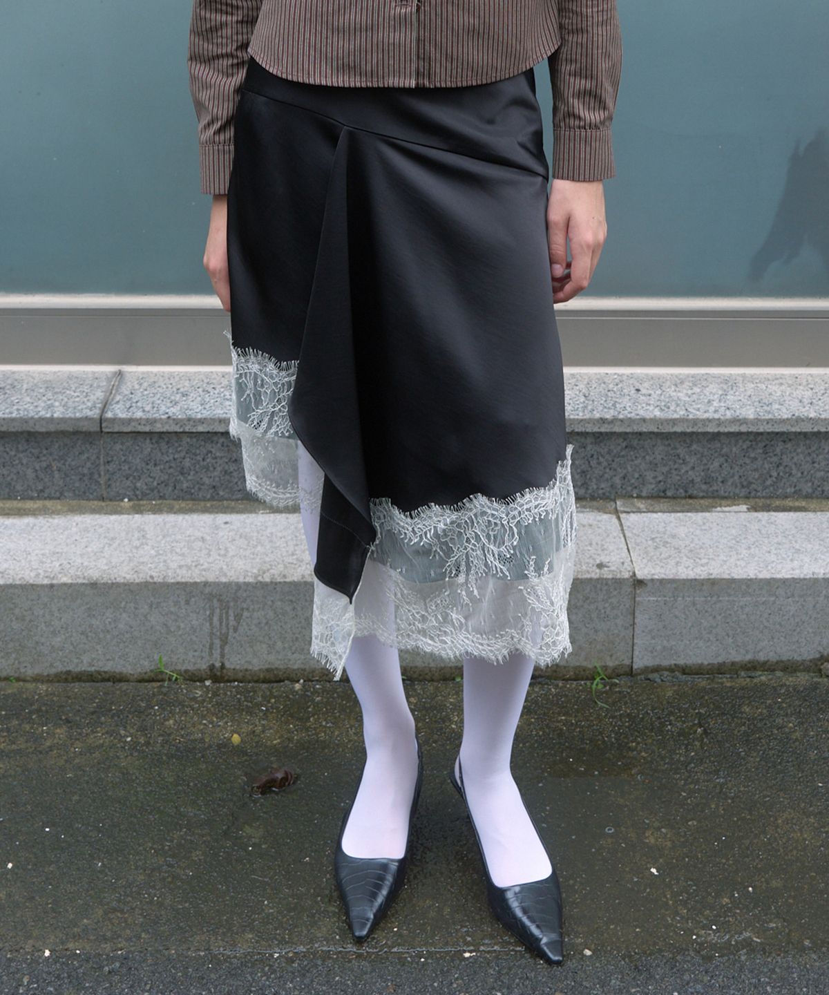 기준(KIJUN) SATIN LACE MIDI SKIRT_BLACK