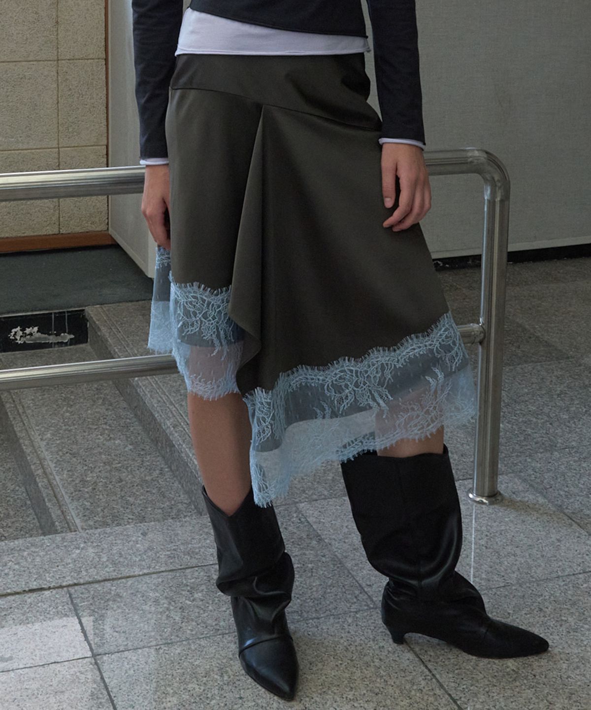 기준(KIJUN) SATIN LACE MIDI SKIRT_CHARCOAL GREY