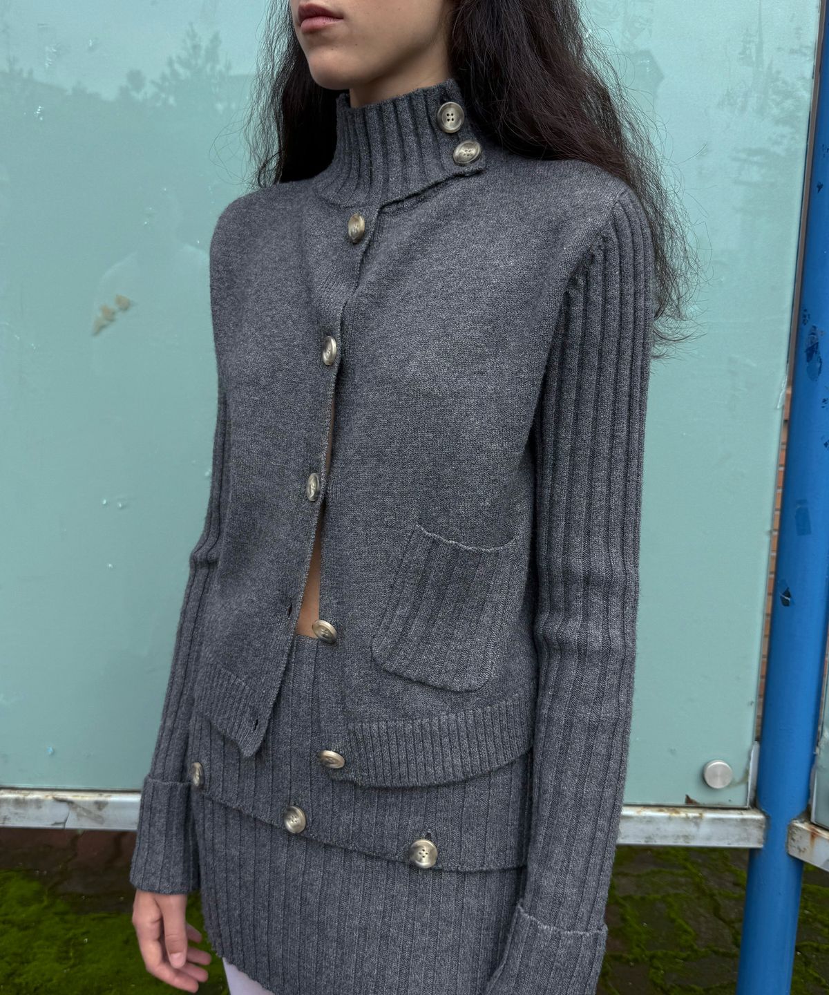 기준(KIJUN) BOLD BUTTON CARDIGAN_CHARCOAL GREY
