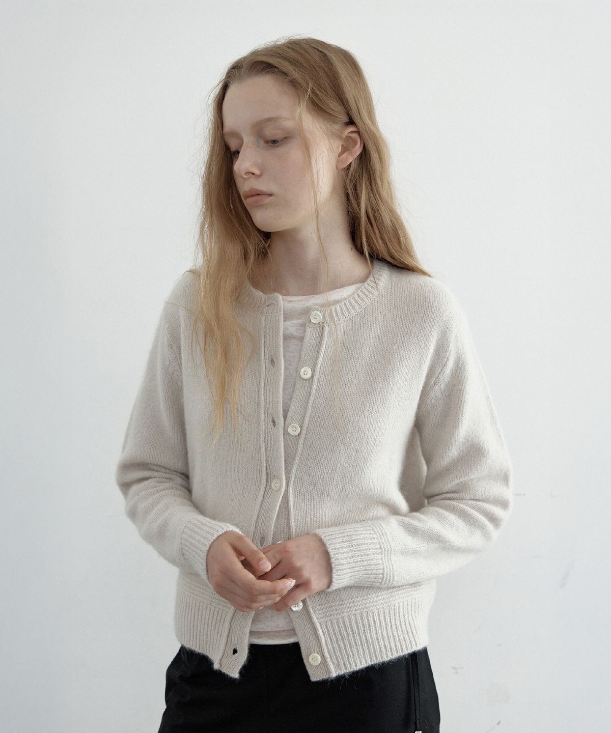 토아베(TOAVE) Baby Alpaca Round Neck Cardigan (Snow)