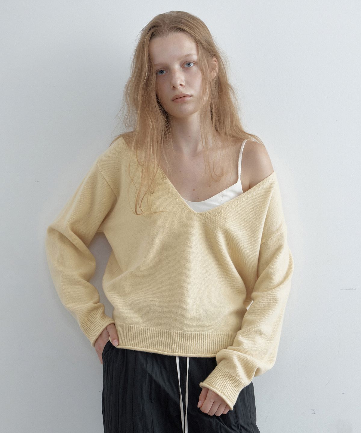 토아베(TOAVE) Sally Cashmere Deep V-Neck Knit (Butter)