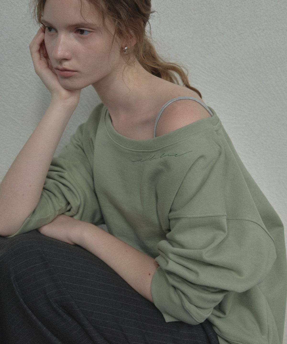 틸아이다이(TILL I DIE) Off shoulder embroidered sweatshirt [TIFA05LT05]_Green