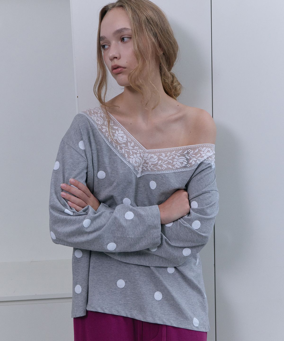 디어스토커(DEARSTALKER) Odette V-neck Lace Dot Tee - Grey
