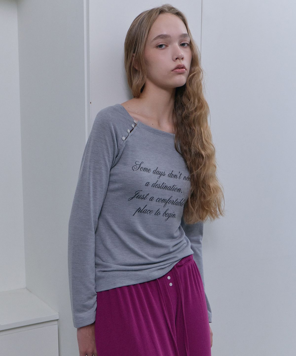 디어스토커(DEARSTALKER) Lorel Script Button Slim Tee - Grey
