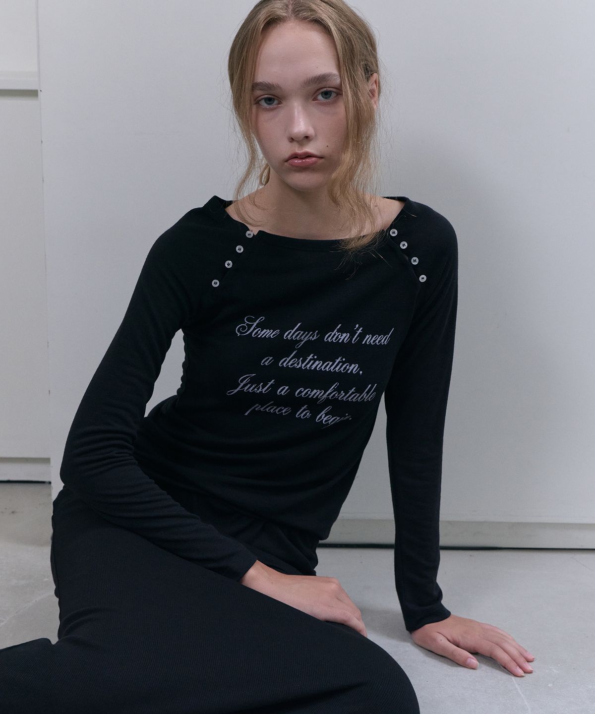 디어스토커(DEARSTALKER) Lorel Script Button Slim Tee - Black