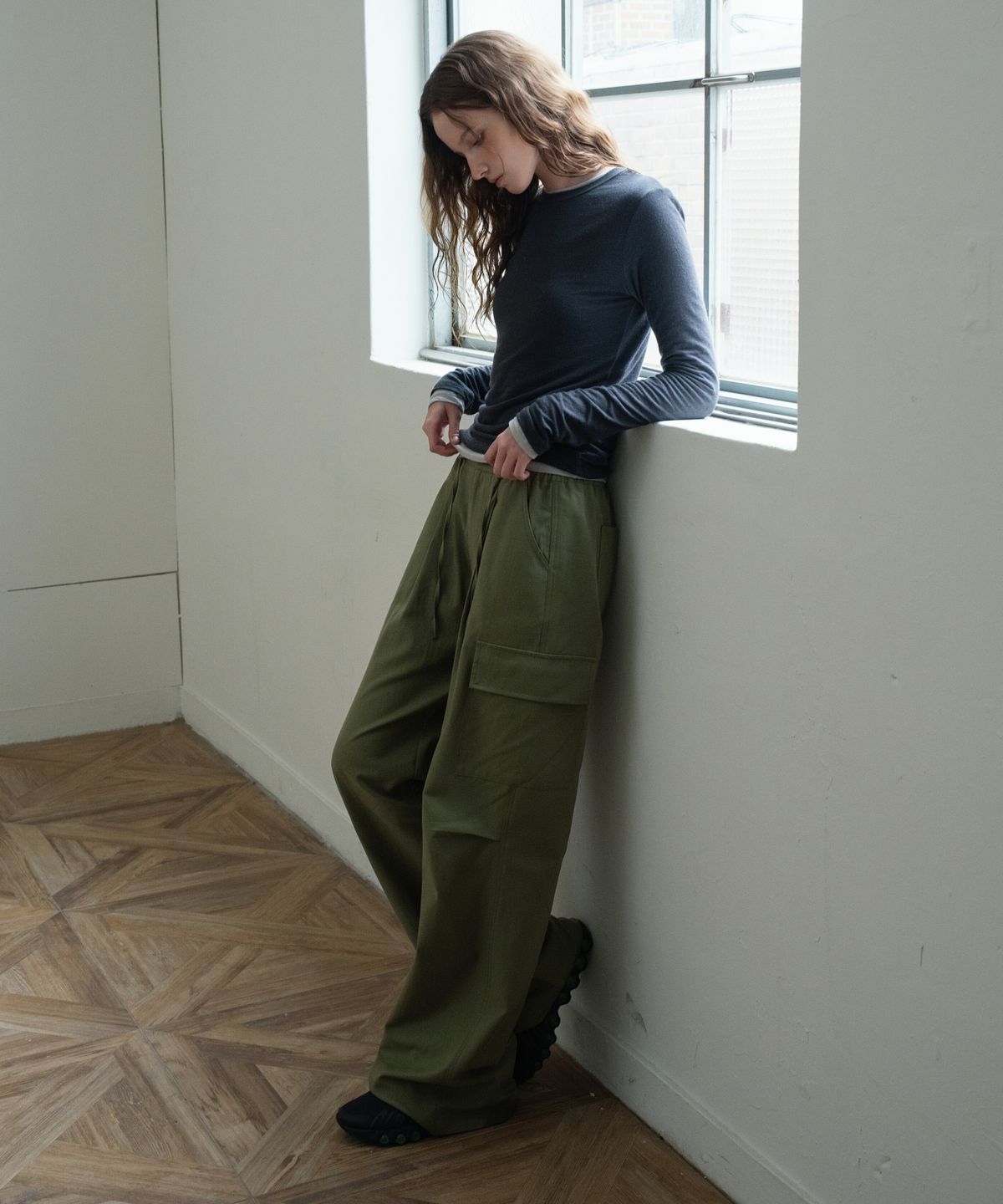 와르 포 우먼(WAARFORWOMAN) W1162 밴딩 카고 와이드 팬츠_카키