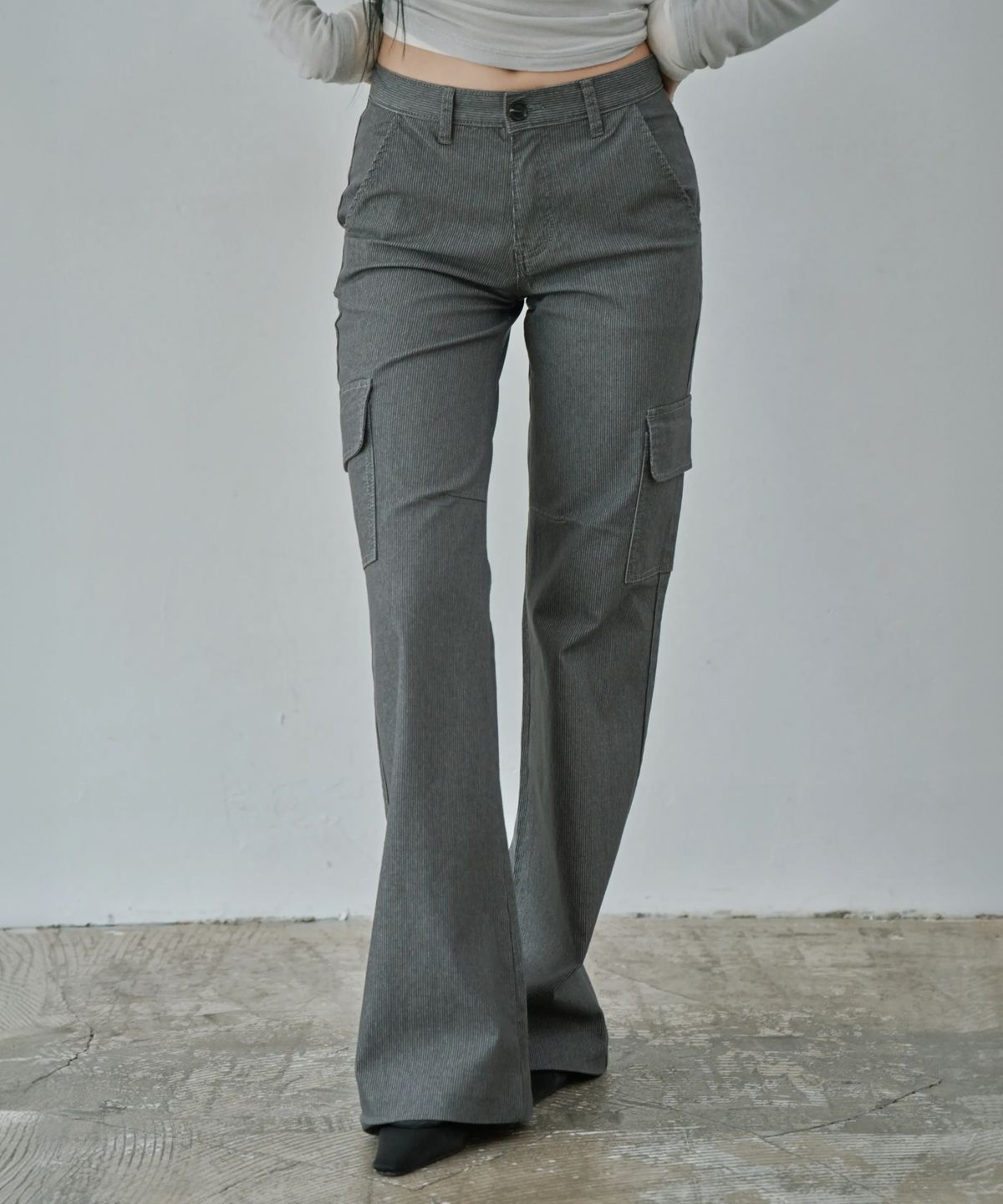 와르 포 우먼(WAARFORWOMAN) W1163 스트라이프 부츠컷 팬츠_그레이