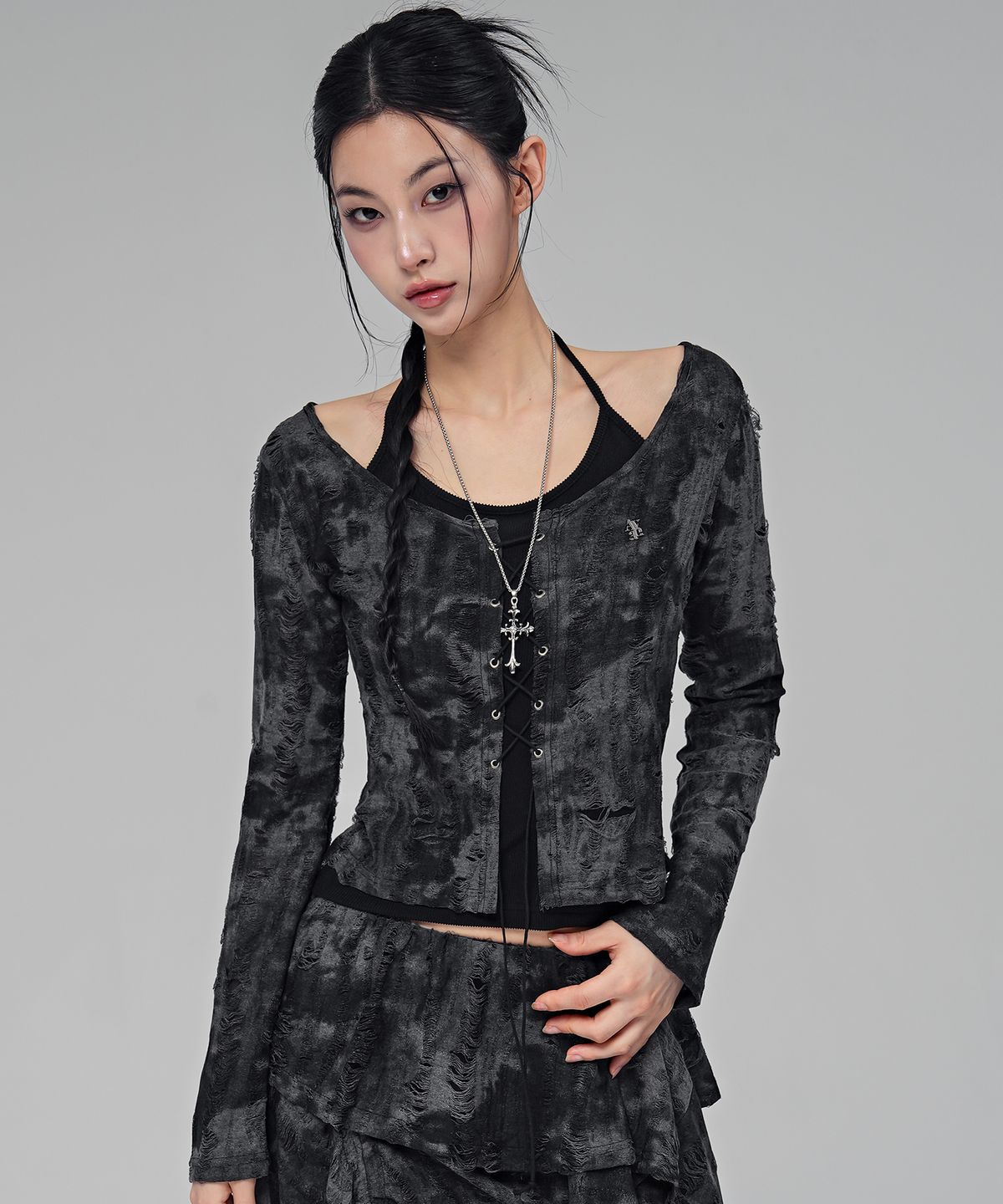 어반드레스(AVANDRESS) 아즐 레이스업 레이어드 티 BLACK
