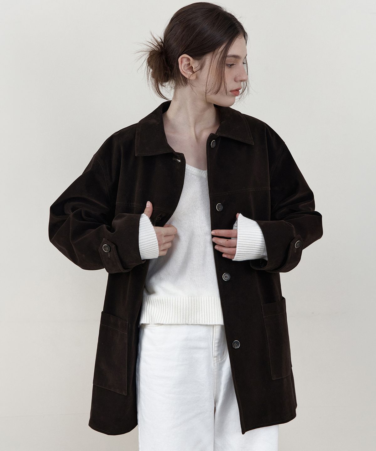 웬즈데이오아시스 포 우먼(WEDNESDAYOASISFORWOMEN) [Atelier Edition] 비건 스웨이드 싱글 하프 자켓_DARK BROWN(WCB6OT07)