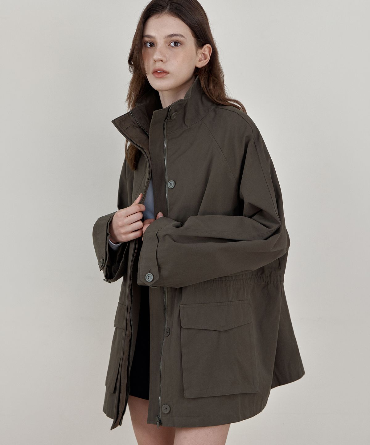 웬즈데이오아시스 포 우먼(WEDNESDAYOASISFORWOMEN) [Atelier Edition] 워크 코튼 하이넥 자켓_KHAKI BROWN(WCB6OT03)