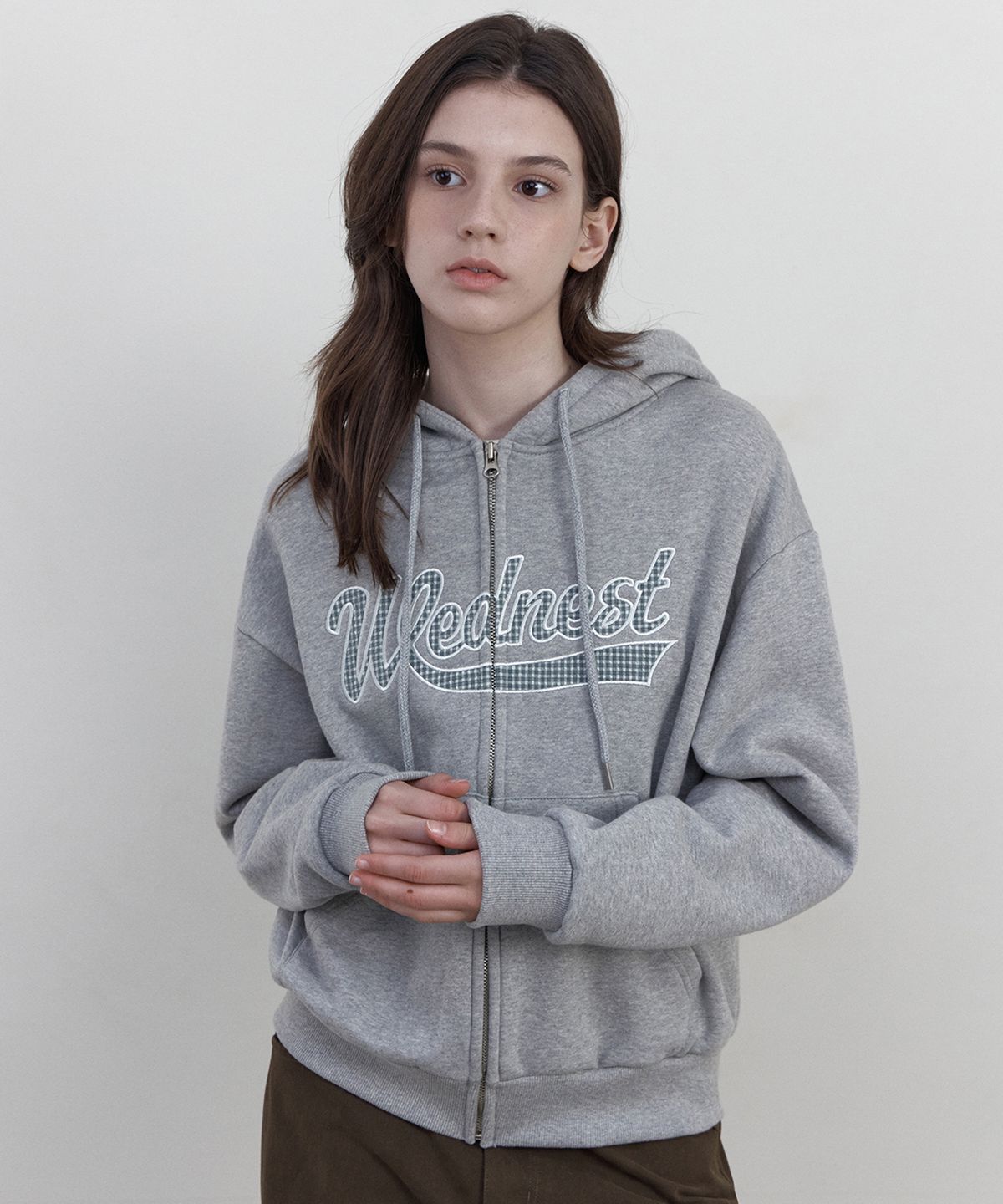 웬즈데이오아시스 포 우먼(WEDNESDAYOASISFORWOMEN) 체크 아플리케 후드 집업_MELANGE GRAY(WB6OT07)