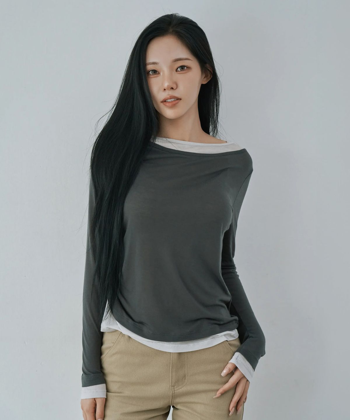 와르 포 우먼(WAARFORWOMAN) WT-100 배색 셔링 티셔츠-차콜