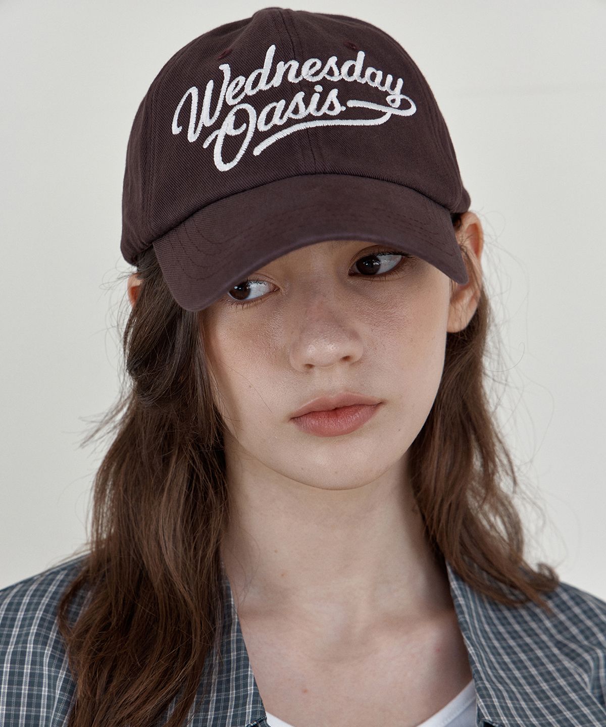 웬즈데이오아시스 포 우먼(WEDNESDAYOASISFORWOMEN) 오아시스 레터링 워시드 볼캡_BERRY BROWN(WB6AC08)
