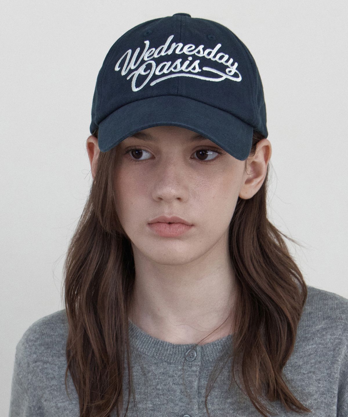 웬즈데이오아시스 포 우먼(WEDNESDAYOASISFORWOMEN) 오아시스 레터링 워시드 볼캡_NAVY(WB6AC08)