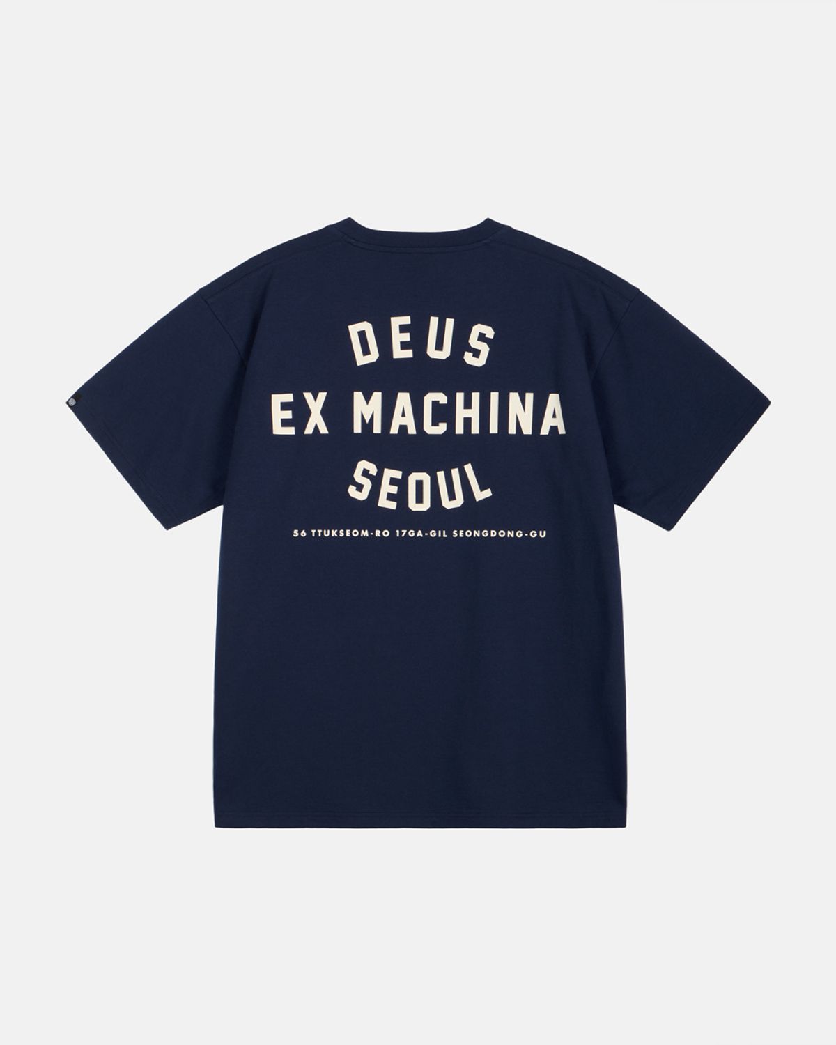 데우스 엑스 마키나(DEUS EX MACHINA) Seoul College Address Tee_Navy