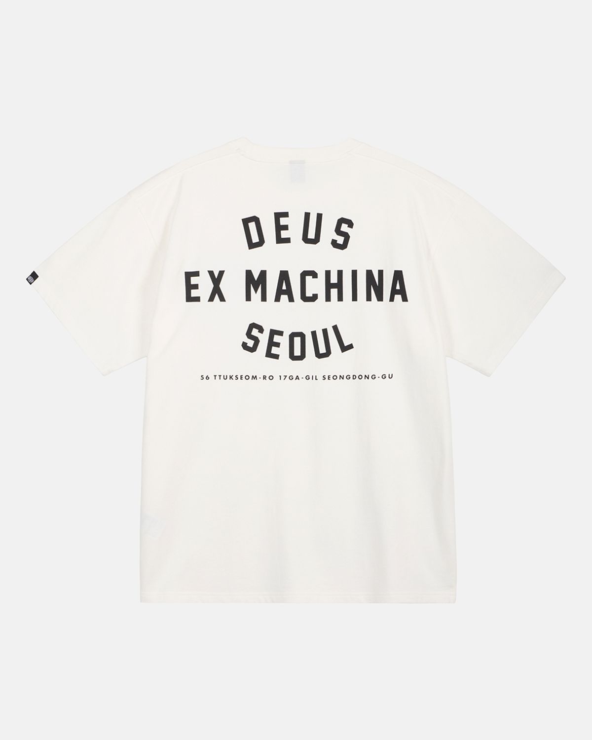 데우스 엑스 마키나(DEUS EX MACHINA) Seoul College Address Tee_White