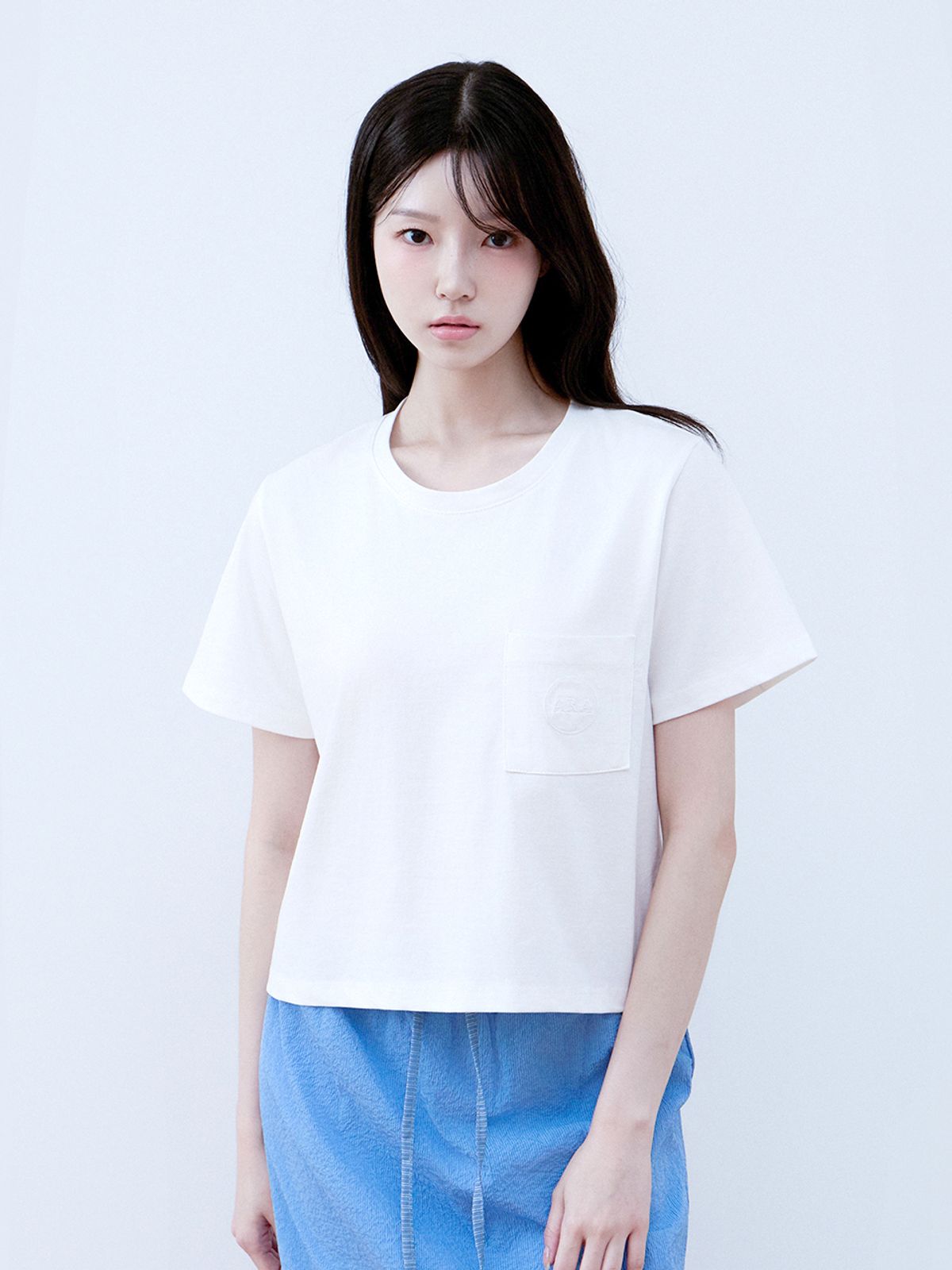 샵아라(SHOP,ARA) 포켓 자수 크롭 티셔츠_화이트
