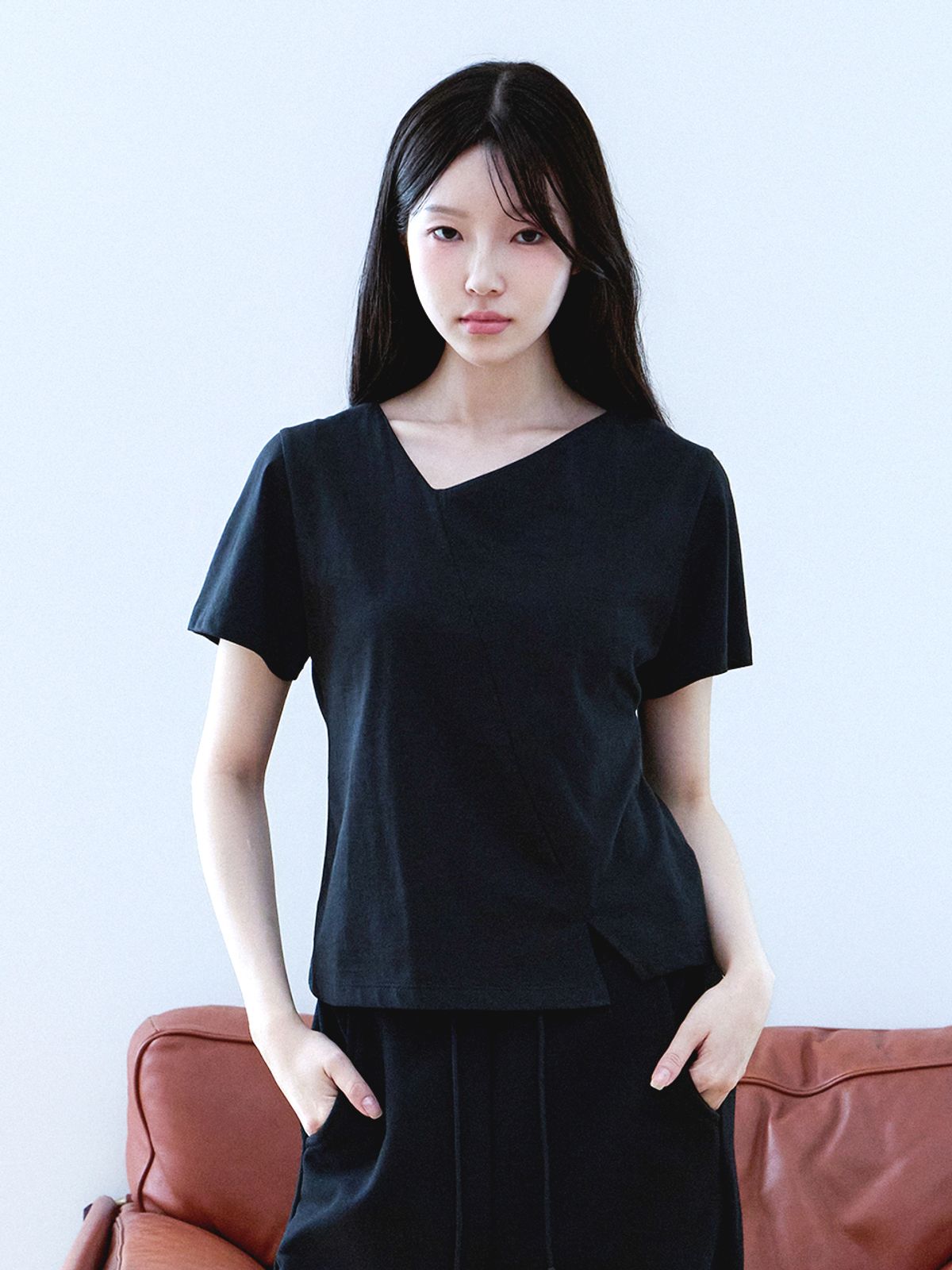 샵아라(SHOP,ARA) 언발란스 슬릿 티셔츠_블랙