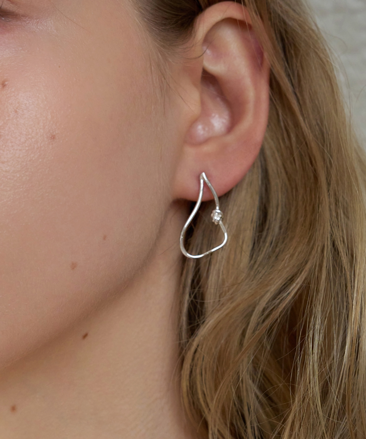 판타스틱 플래닛(FANTASTIC PLANET) flow knot earrings (2colors)