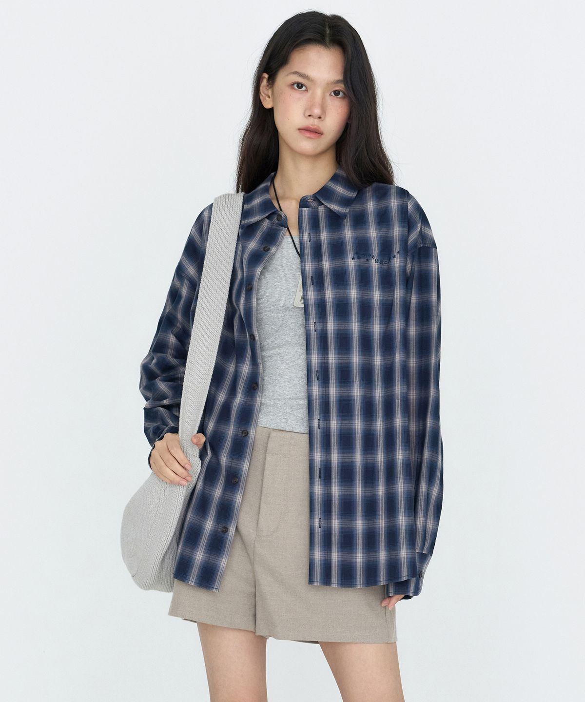 몽돌(MONGDOL) 로고 포인트 오버핏 체크 셔츠 네이비 MDSH031NAVY
